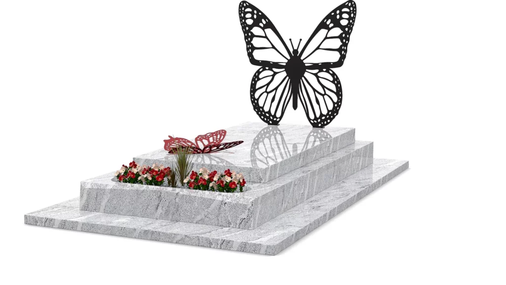 Monument funéraire moderne en marbre blanc orné de motifs papillon.