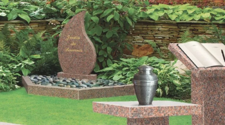 Jardin du souvenir cinéraire avec stèle gravée et urne funéraire.
