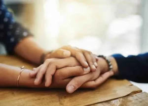 Geste d'empathie et soutien chaleureux lors de l'organisation d'obsèques.